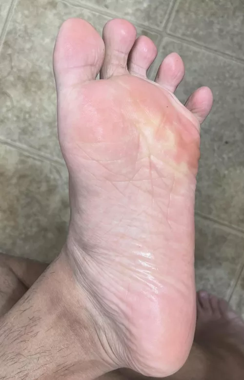 25m Connecticut - I’m looking for someone that can get my feet this wet. I’ll lay back & handle you my feet so swallow my delicious feet all you want. I won’t stop you,Trust me. You can slurp on them or even lick my entire feet & get them w