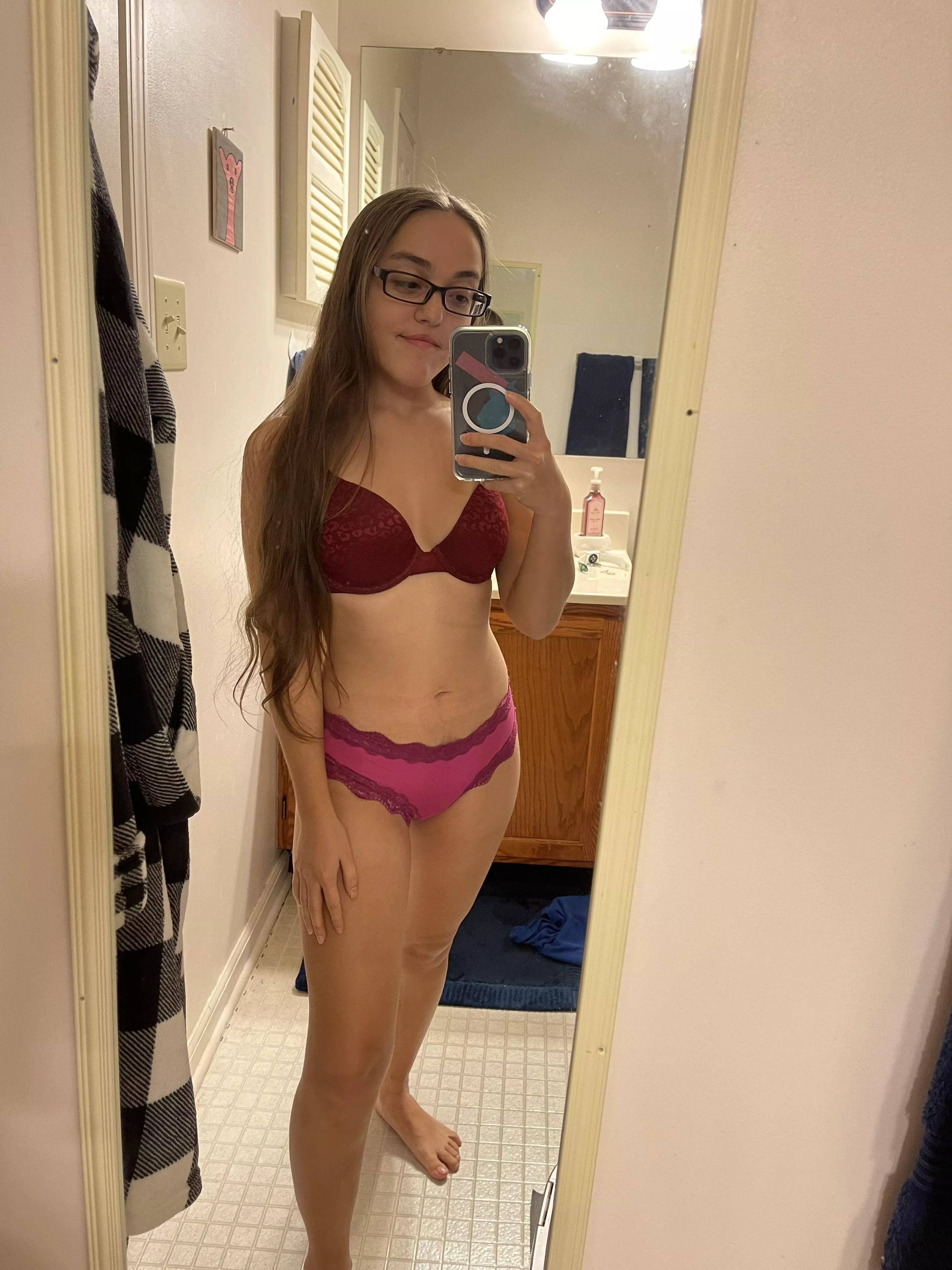 4’8 petite 💓 smash or pass?