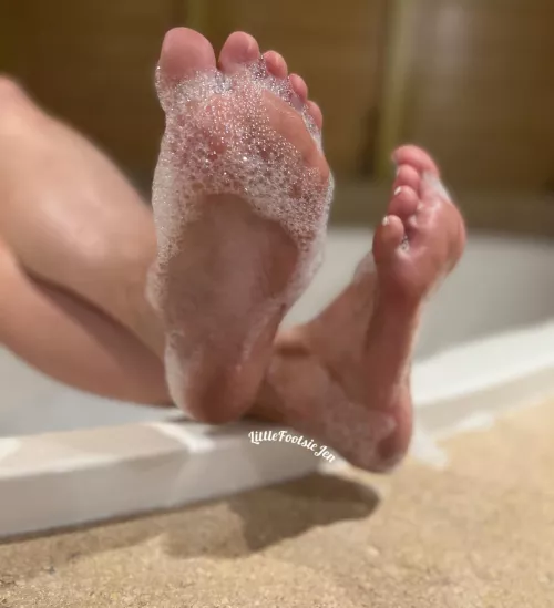 Cum in the tub and take a closer look 😏