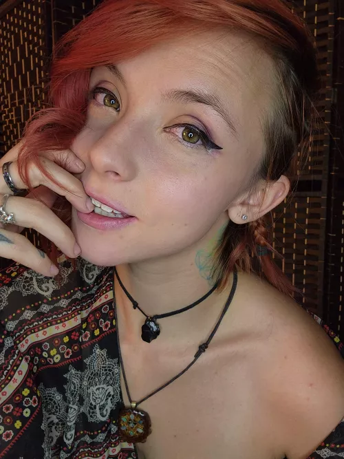 Do you like my 🍃 eyes? 😌