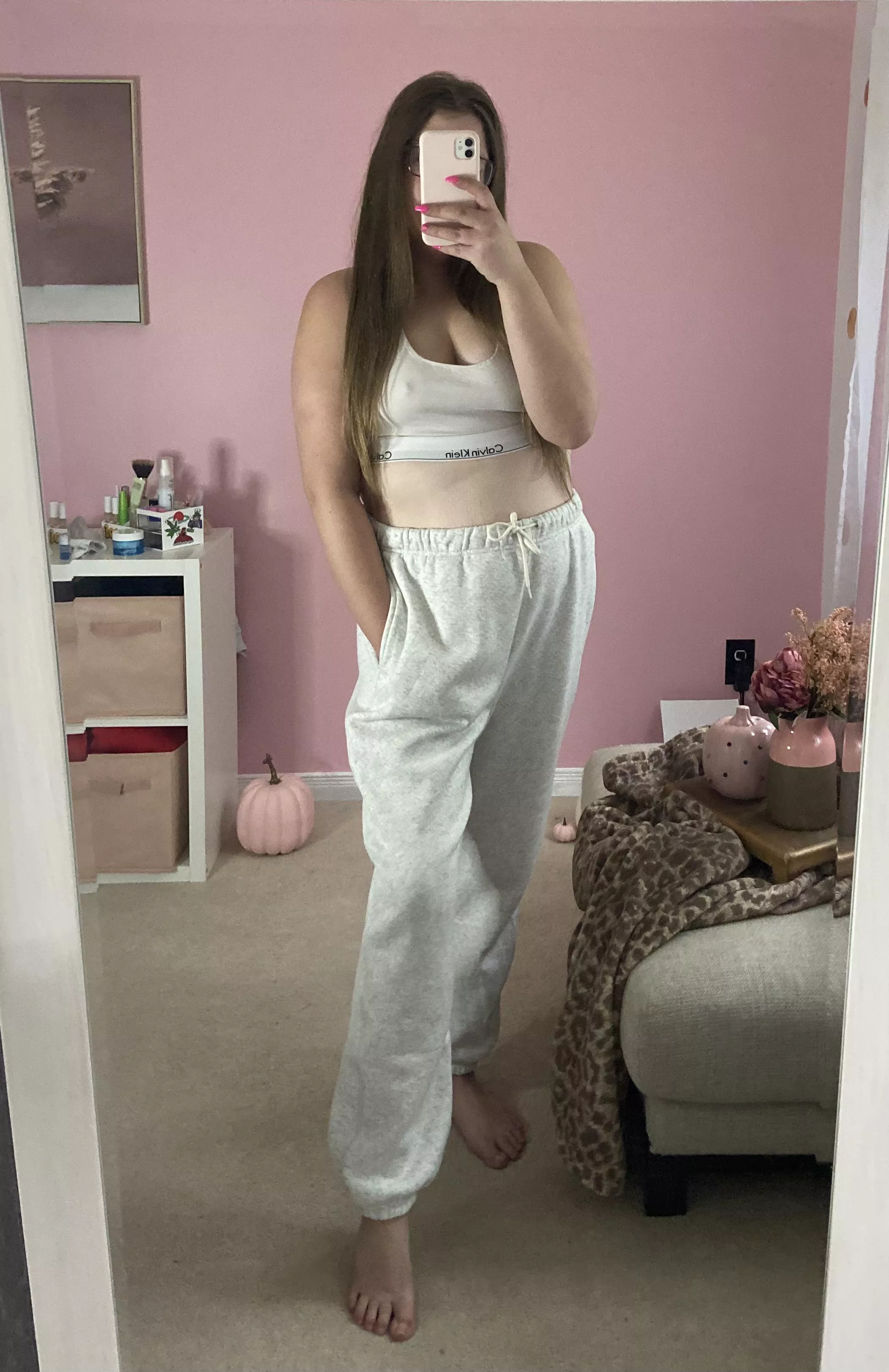 [F] feeling cozy in these sweatpants 🥰