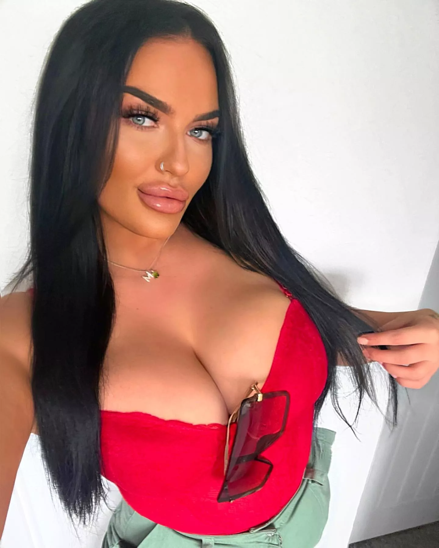 Fake tits ✅ Fake tan ✅ Fake lips ✅