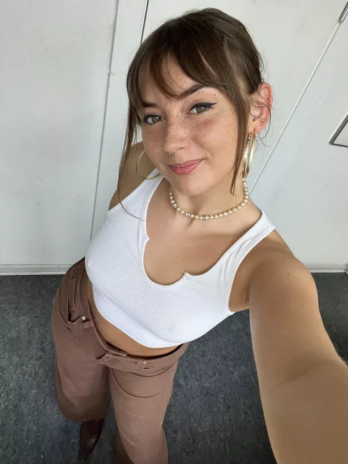 Hey , first post here ! (F)