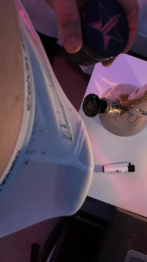 I spilled weed on my bulge 😘