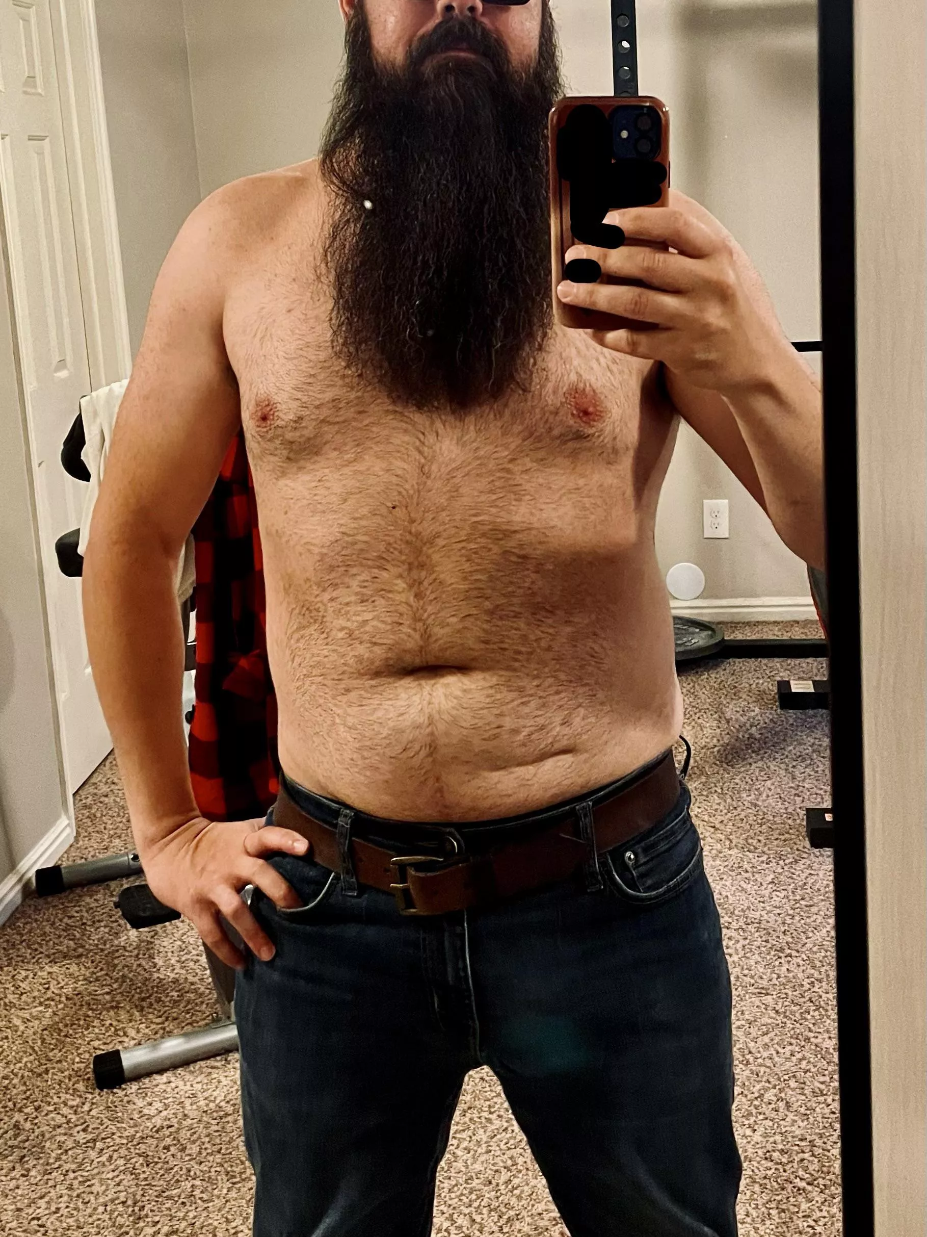 I’m here to pop my shirt off and post mediocre pics online, and I’m all out of shirts 💪