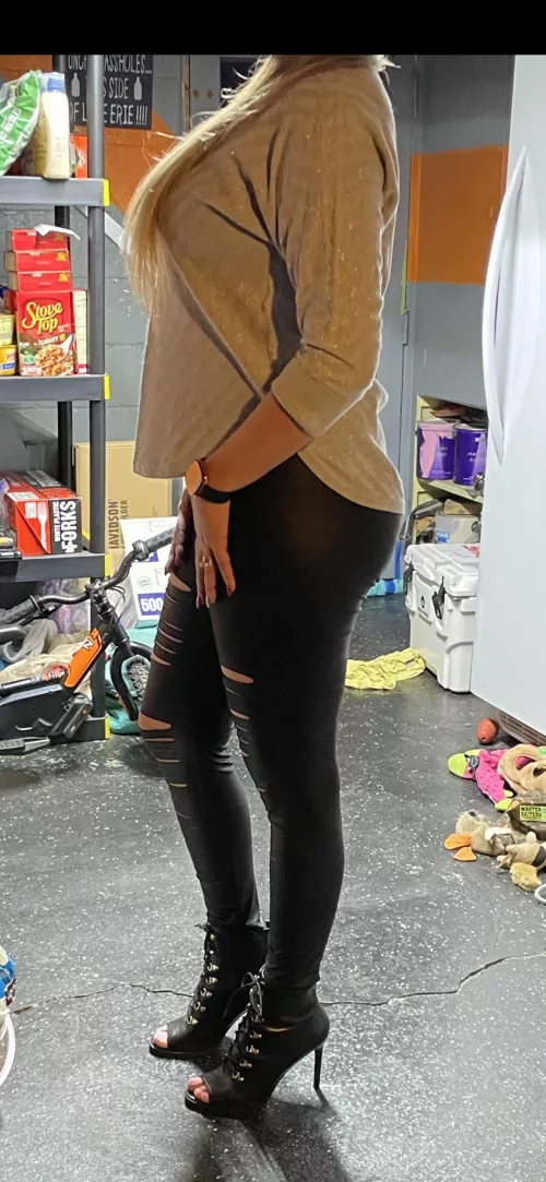 34 mom of 2 .. anyone want to trade for my whore?