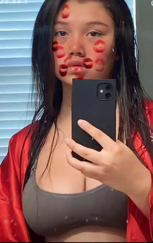 any girls wanna see my tits UWu🥺