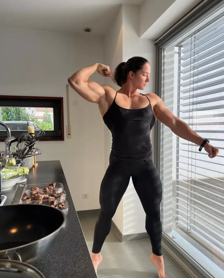 Been sick for a little bit but we're back at the growth game again. Sitting at 85kg/187lbs right now!
