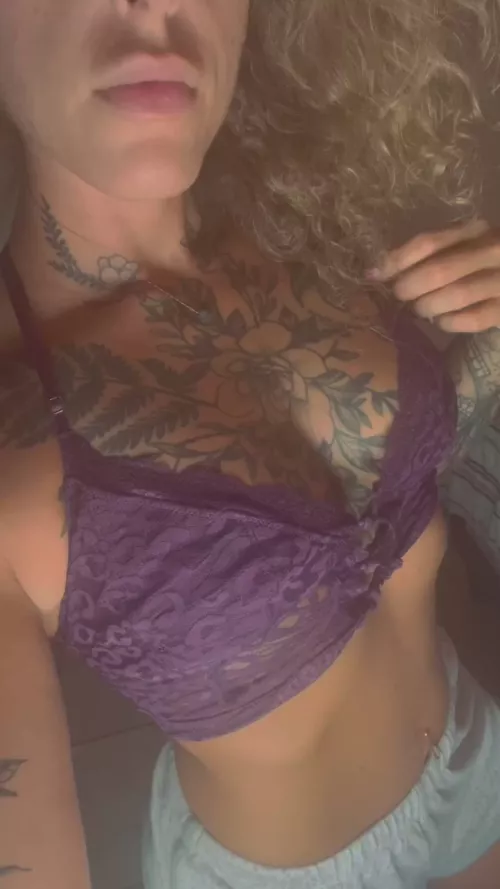 Come take this top off and fuck this 31 year old mom and trainer