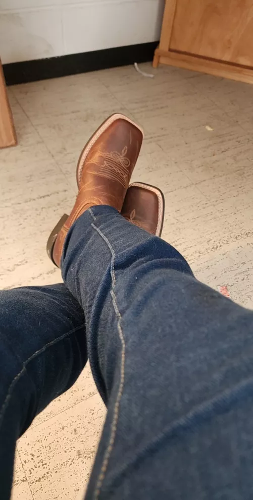 My new western boots 😍 Wanna see them paired with bootcut jeans?