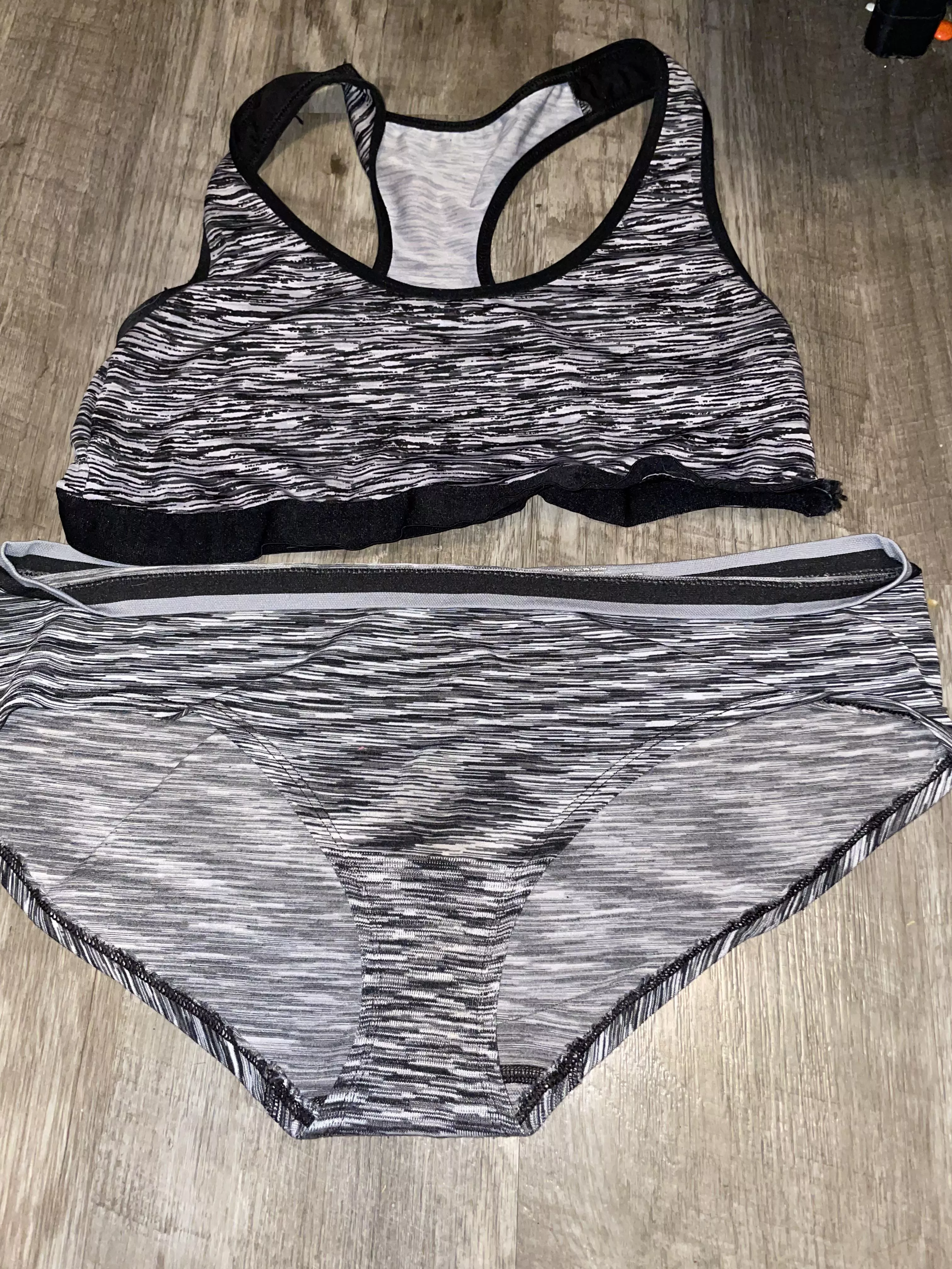[selling] who doesn’t love a matching set 🤤 ready to be worn to the gym for an extensive sweaty work out! These will smell amazing when I’m done with them 😘😘