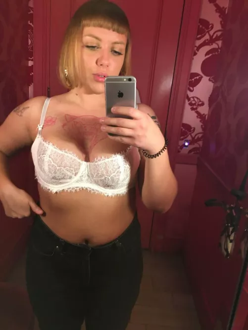 Victoria’s Secret changing rooms are the best 🥲✨