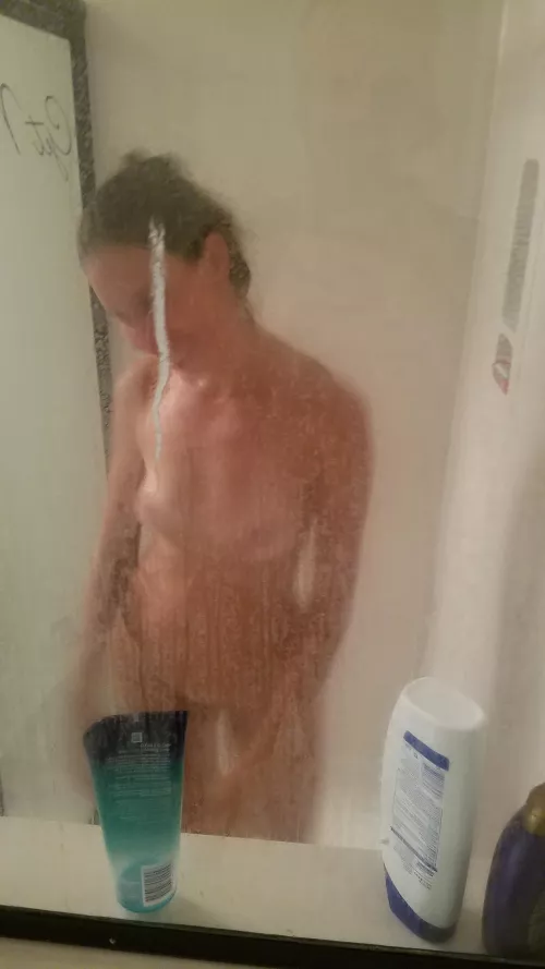 We need to clean the shower glass. She smiled when she caught me taking pictures😏