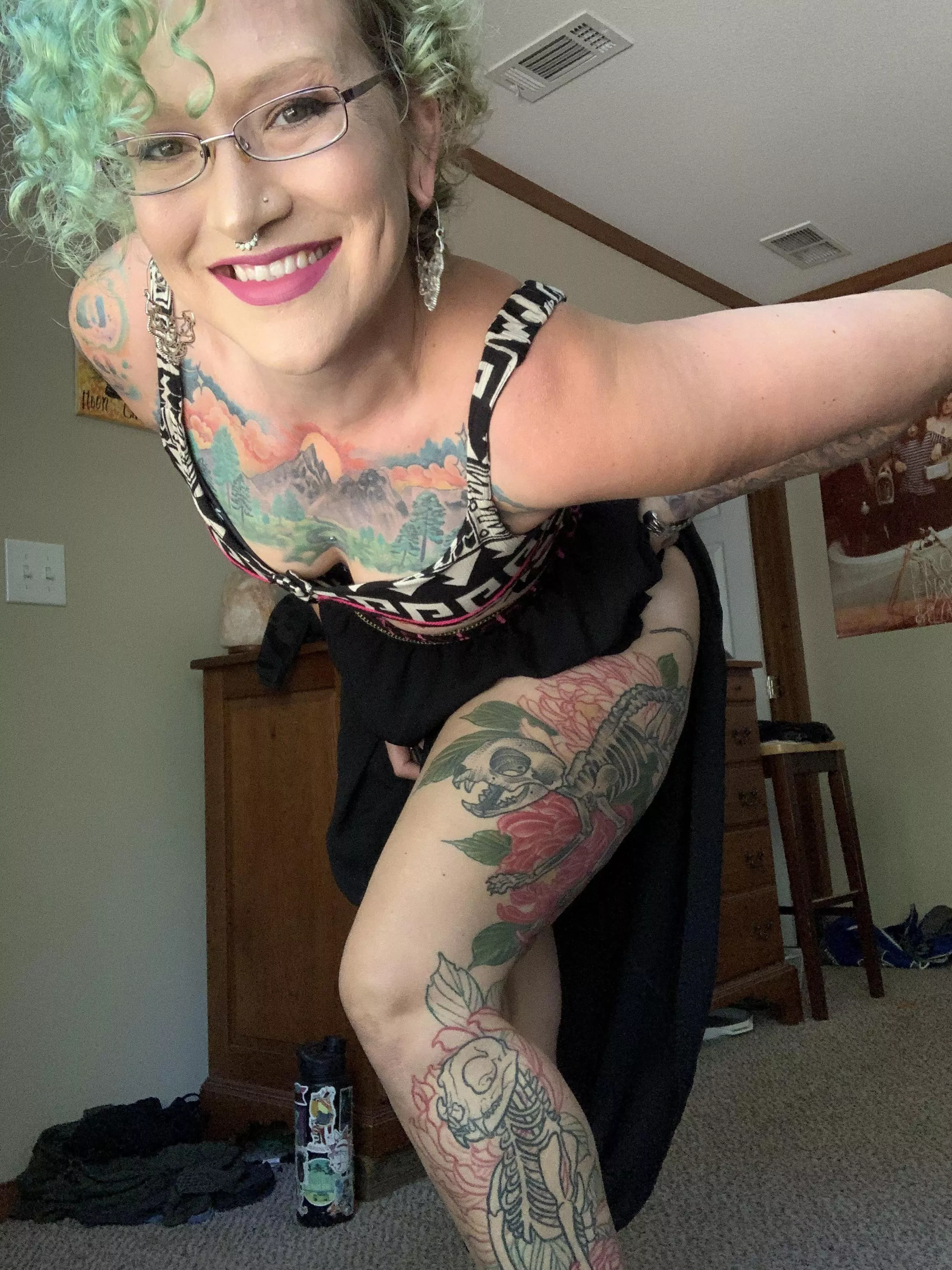 Mom next door with a twist. Love to talk dirty, deep throat and be a sex toy. Solo, twerking and b/g content. 💖💖