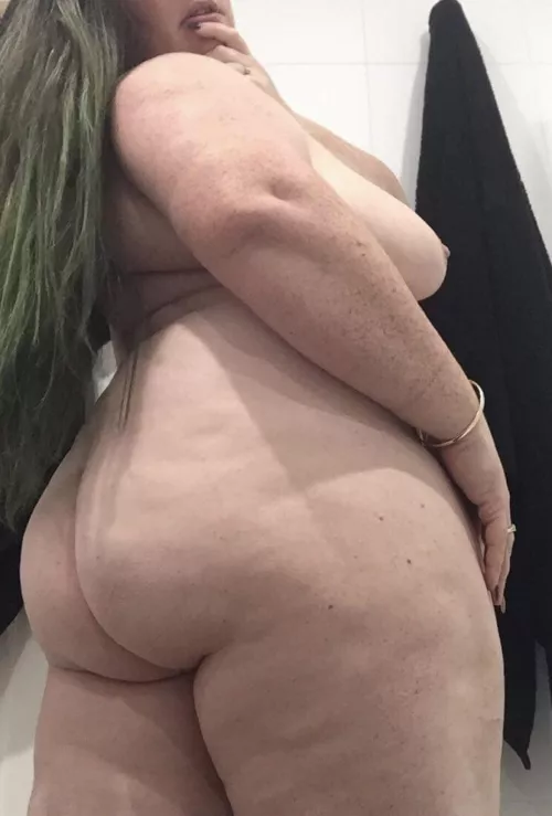 Side boob and booty combo for your hump day 🖤