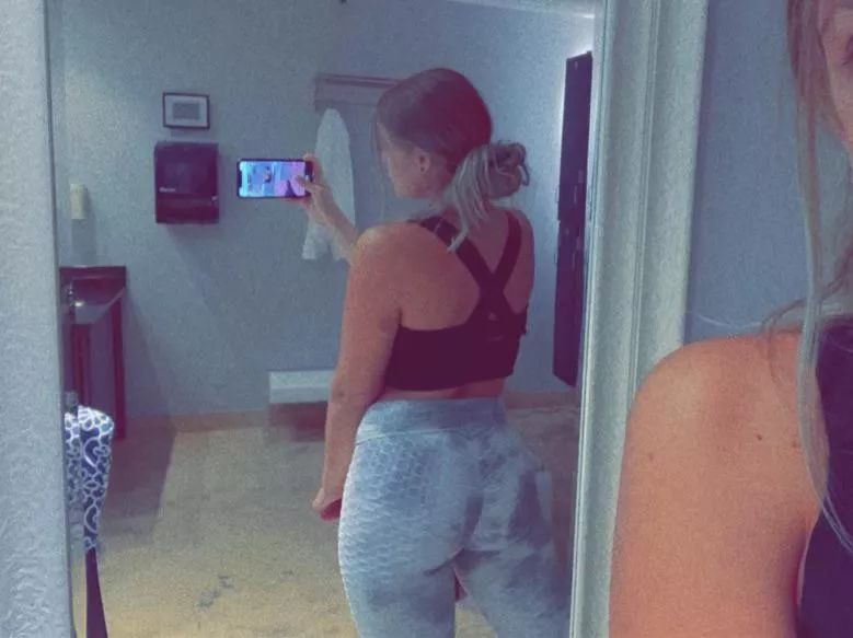 Who’s gonna make my cheeks clap when my husbands out at an event on Saturday? (; we won’t tell him. Fill me up 🥵😇