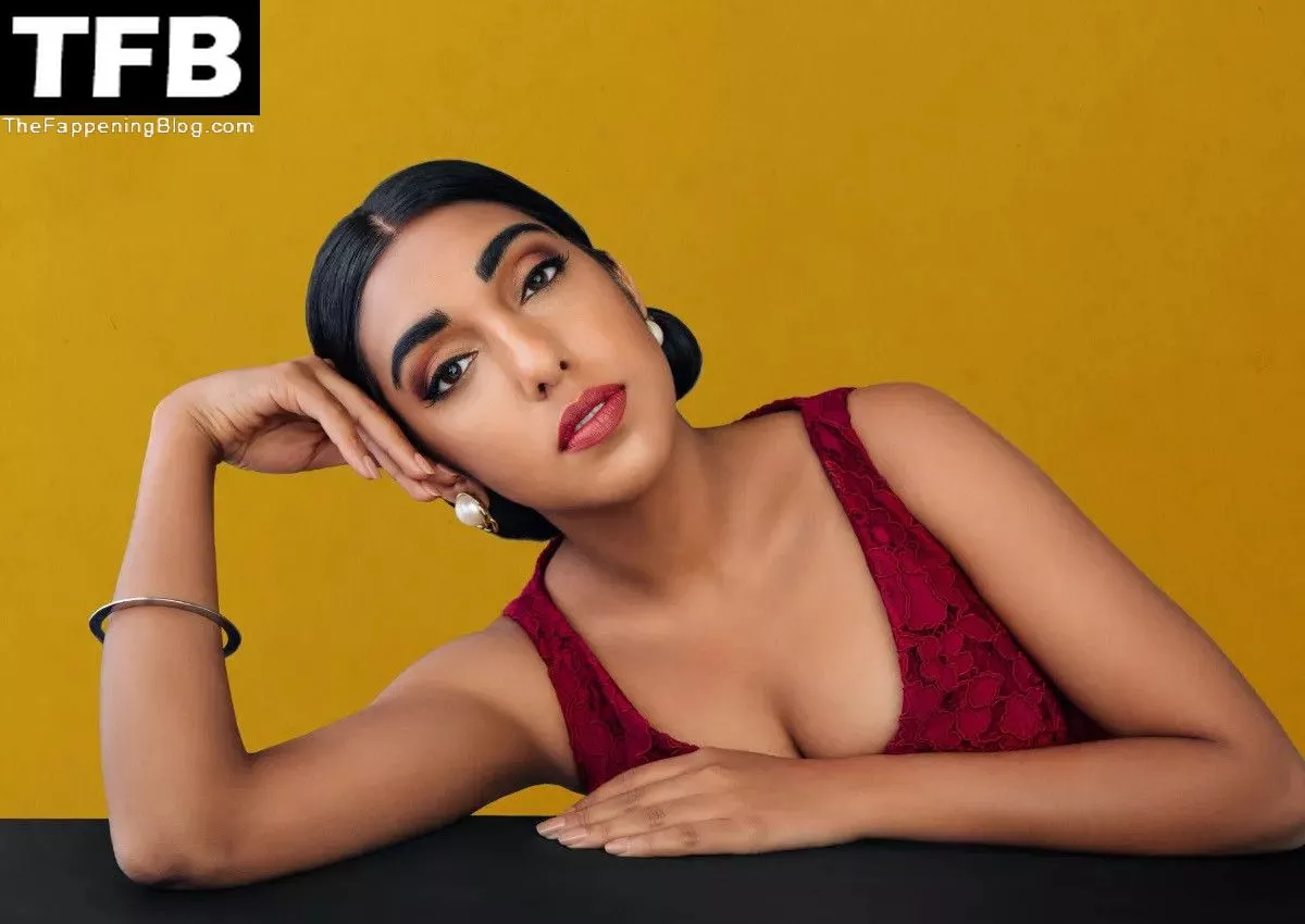 Rupi Kaur Sexy (4 Photos)