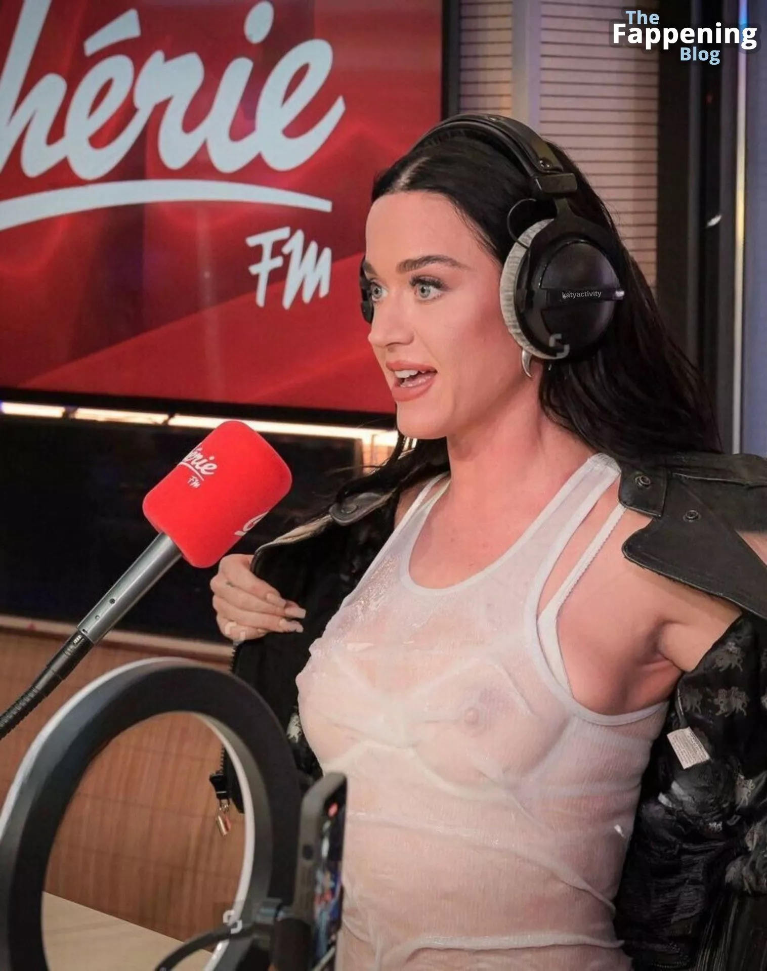 Katy Perry Flashes Her Nude Tits (3 Photos)