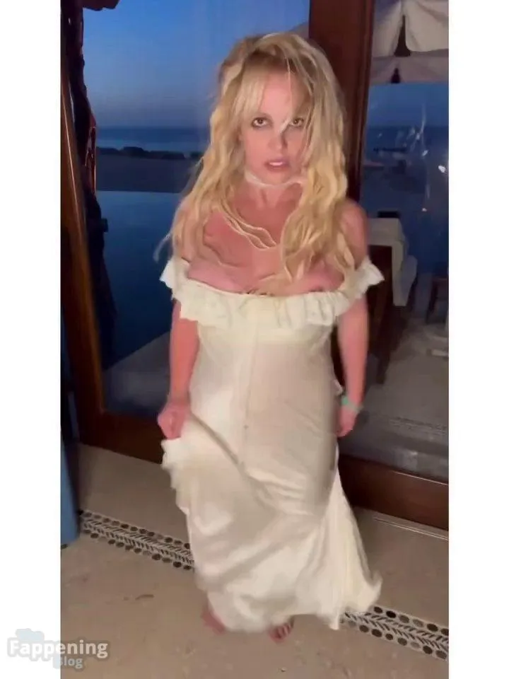 Britney Spears Flashes Her Nude Boobs (22 Pics + Videos)