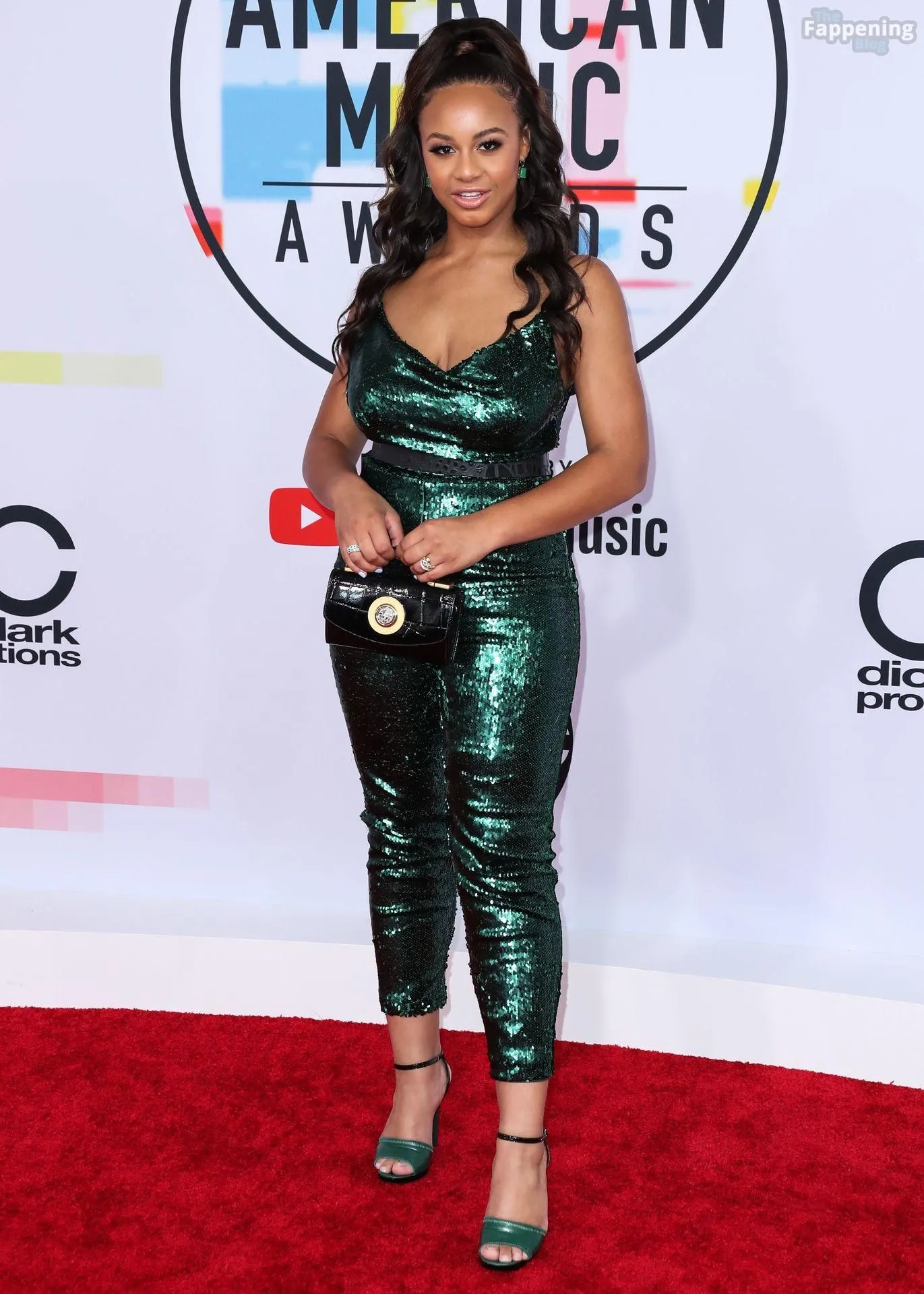 Nia Sioux Sexy (7 Photos)