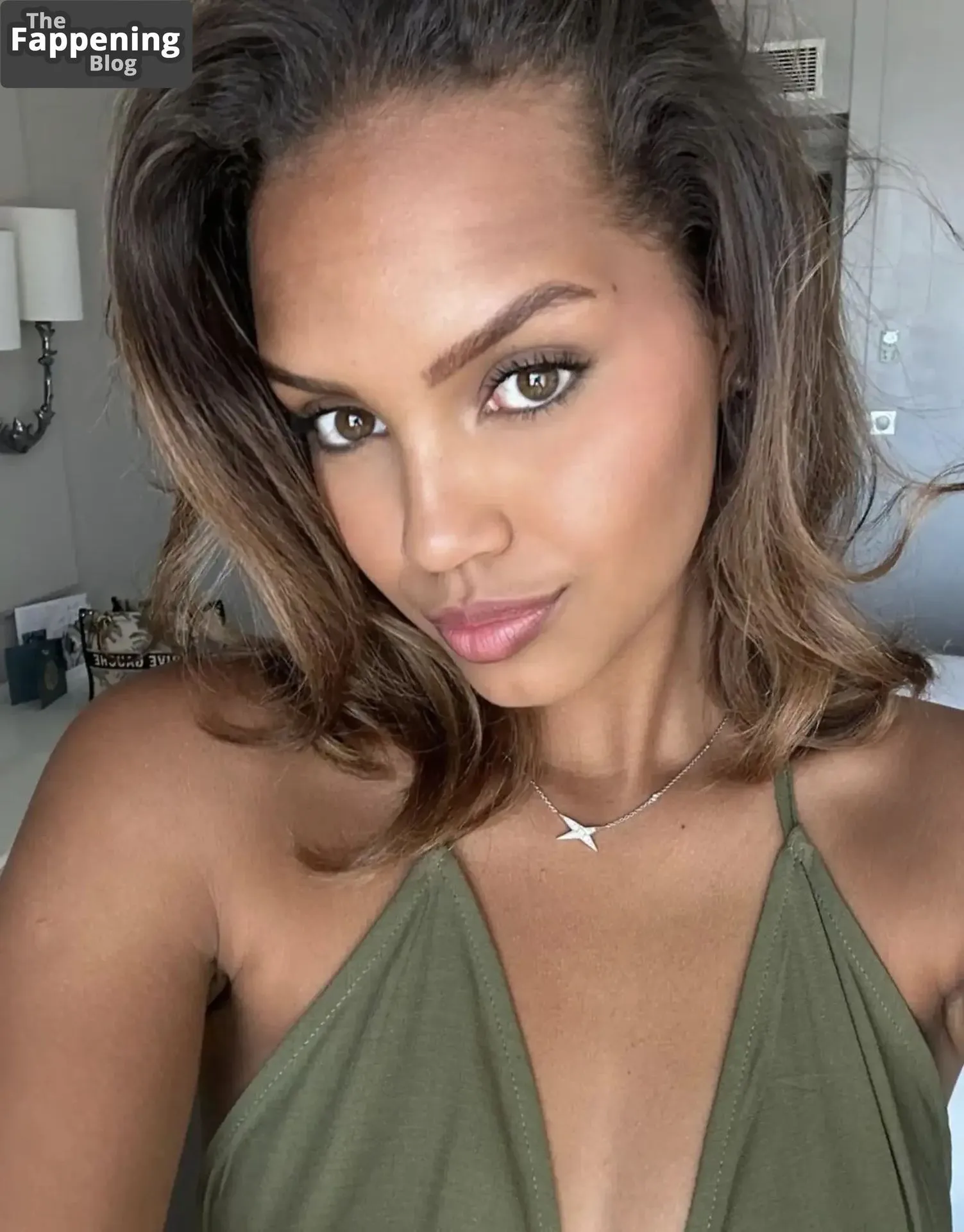 Indira Ampiot Sexy (6 Photos)