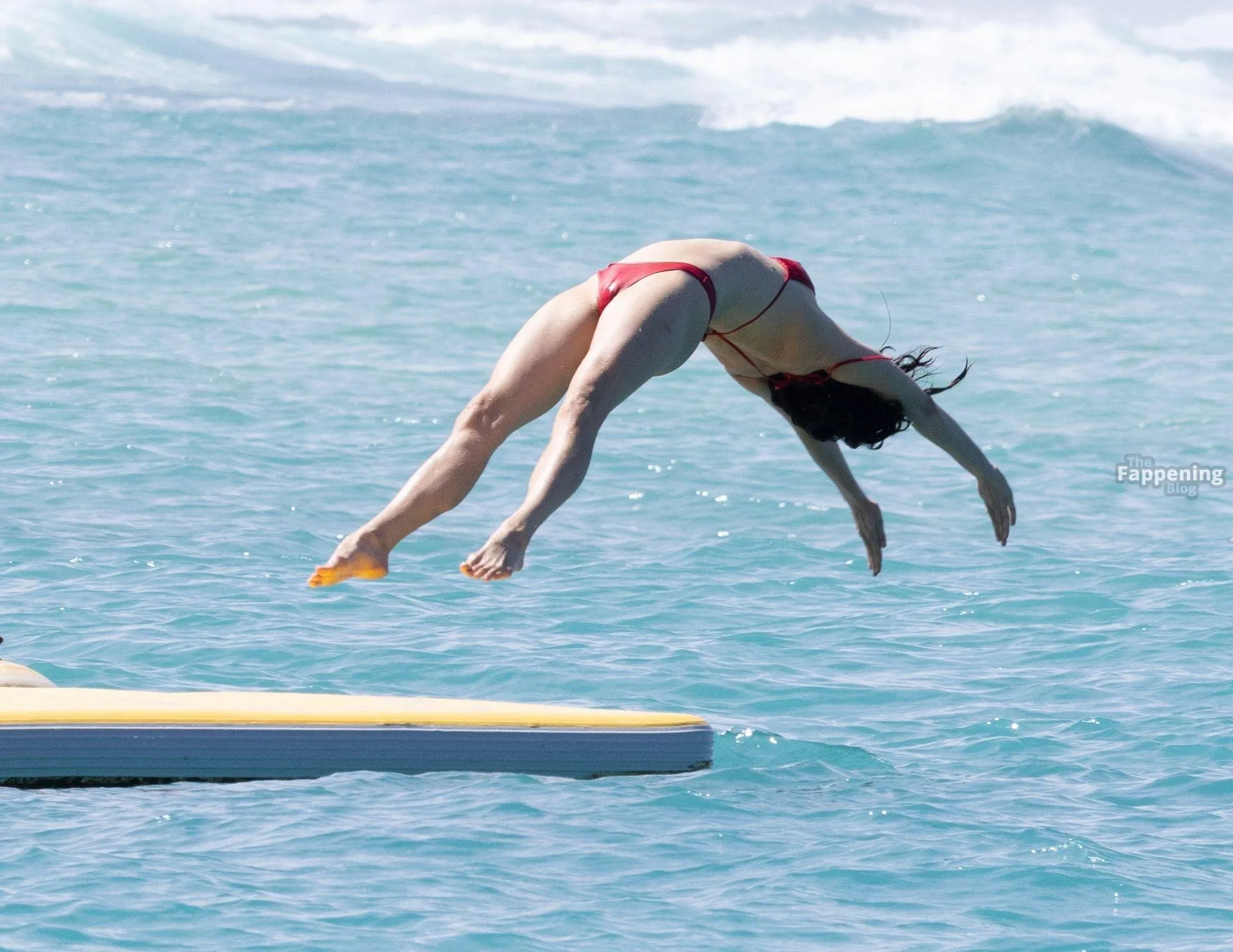 Margaret Qualley & Jack Antonoff Enjoy a Beach Swim in Hawaii (87 Photos)