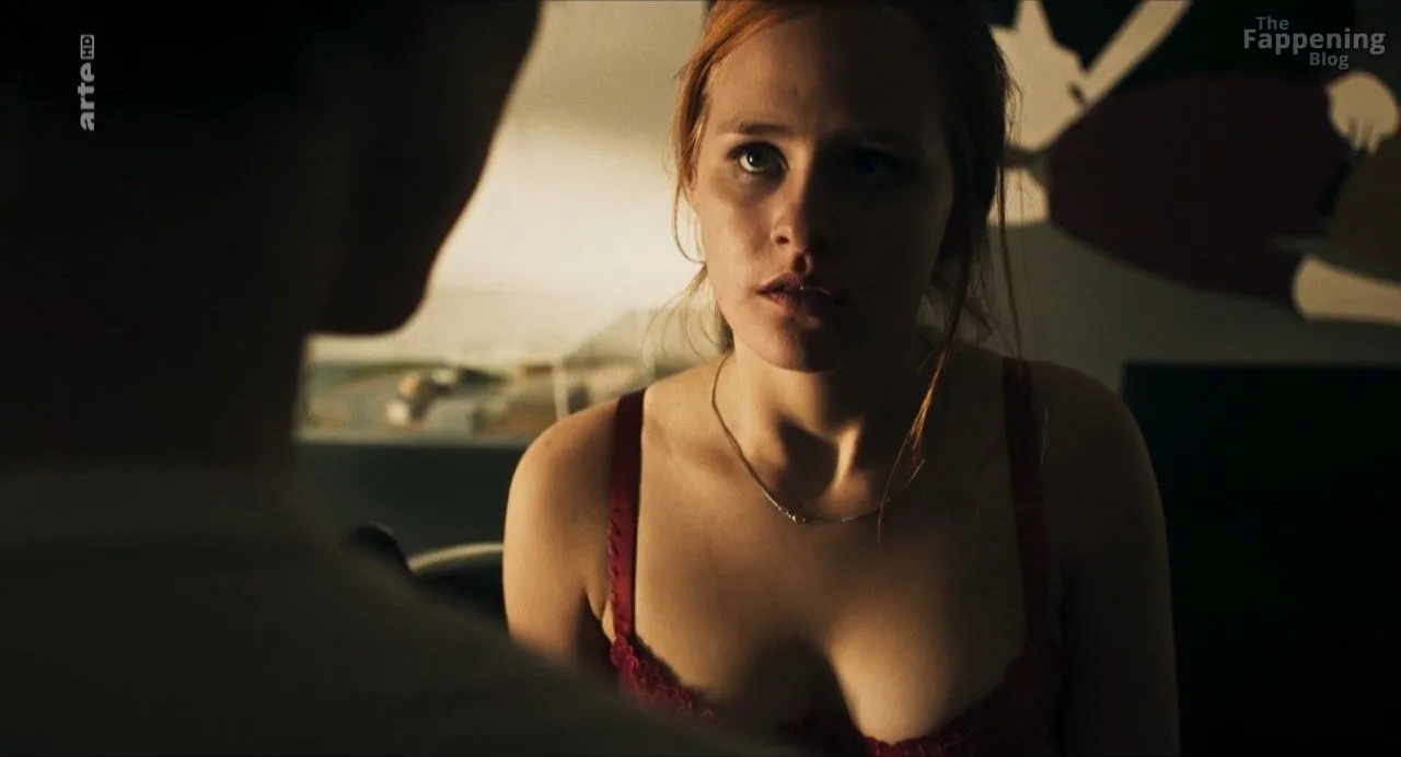 Lucie Hollmann Sexy (6 Pics)