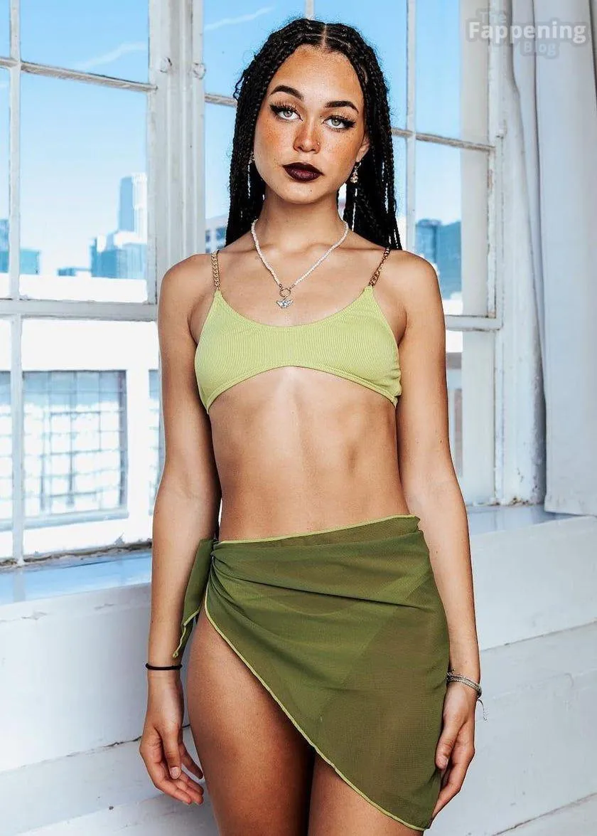 Devyn Winkler Sexy (4 Photos)