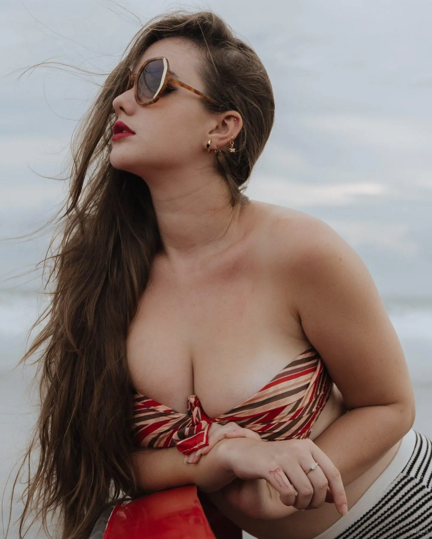 Isabella Ardley Looks Hot in a Retro Beach Shoot (18 Photos)