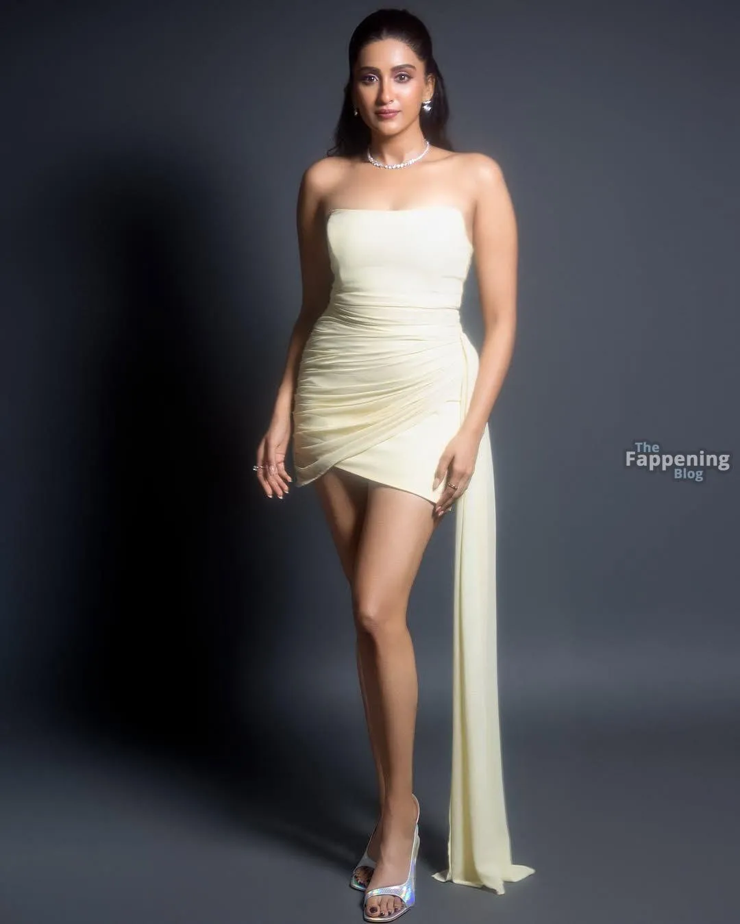 Nimrrit Kaur Ahluwalia Sexy (18 Photos)