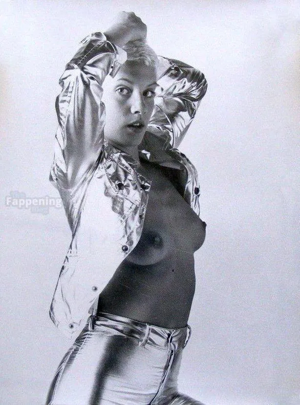 Annie Belle Nude & Sexy Collection (19 Photos)