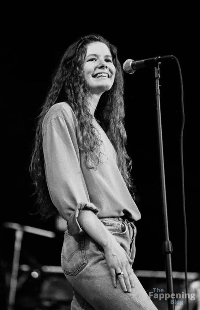 Edie Brickell Sexy (4 Photos + Video)