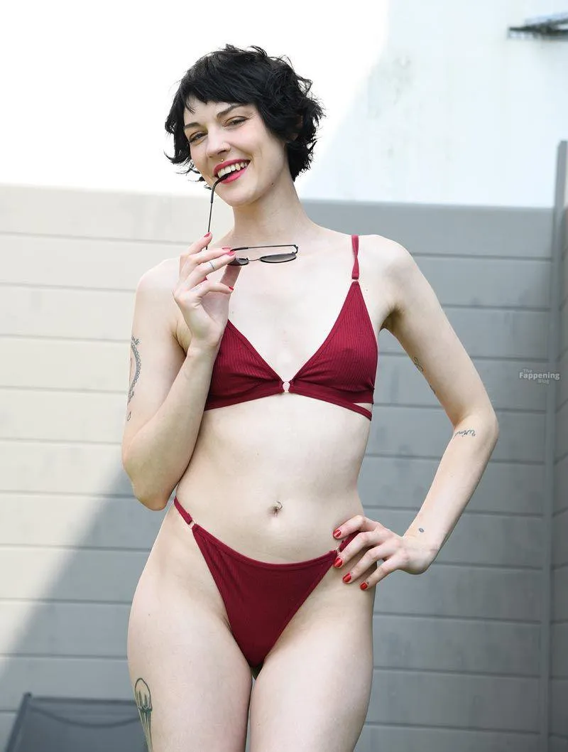 Mina Kali Sexy & Topless (2 Photos)