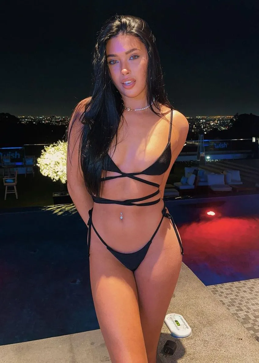 Alexis Braun Sexy (11 Photos + Video)