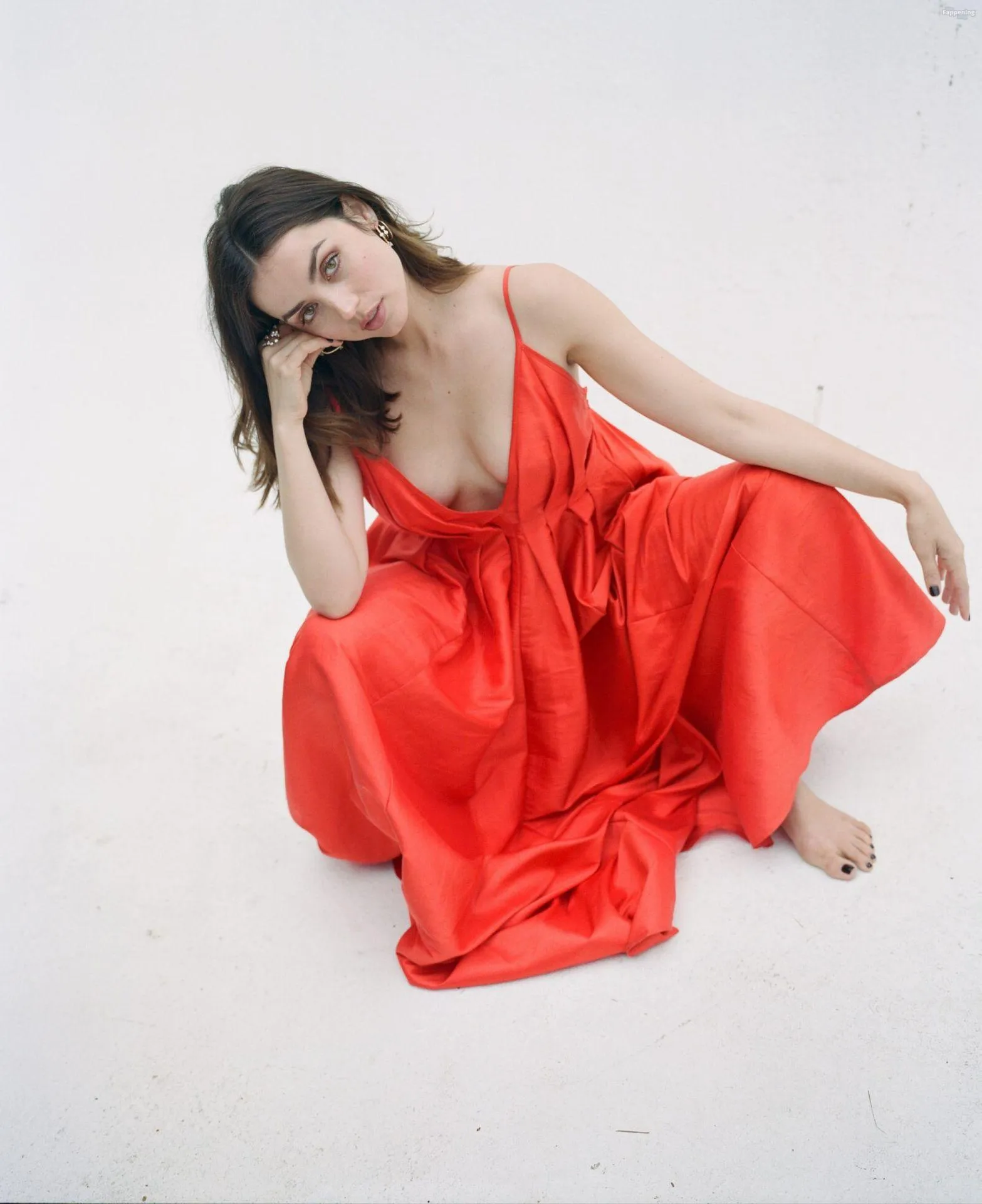 Ana de Armas Displays Her Sexy Tits in a Red Dress (8 Photos)