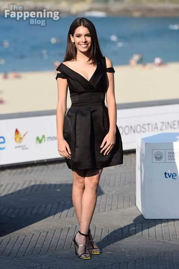 Claudia Traisac Sexy (12 Photos)