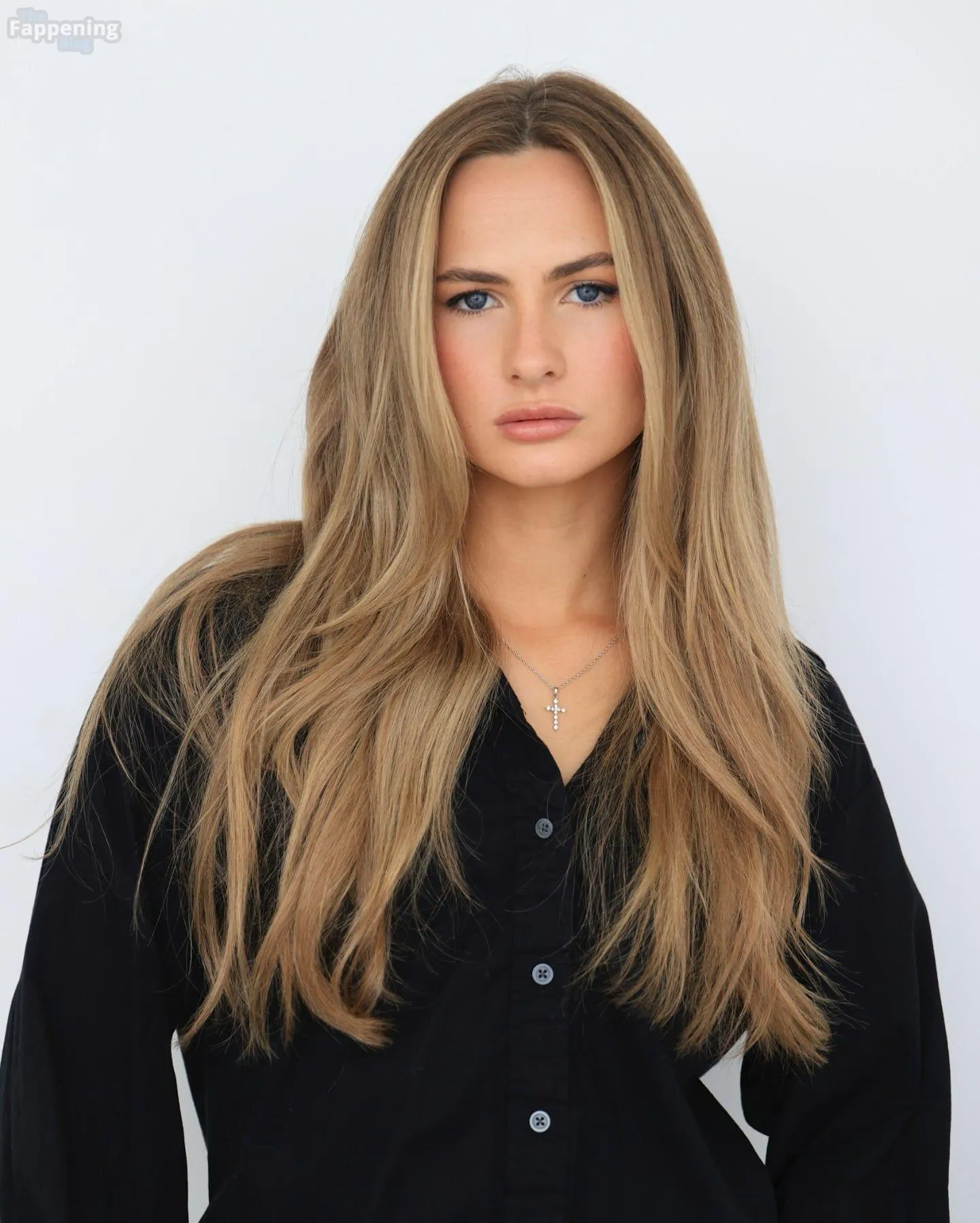 Elizabeth Jenkins Sexy (8 Photos)