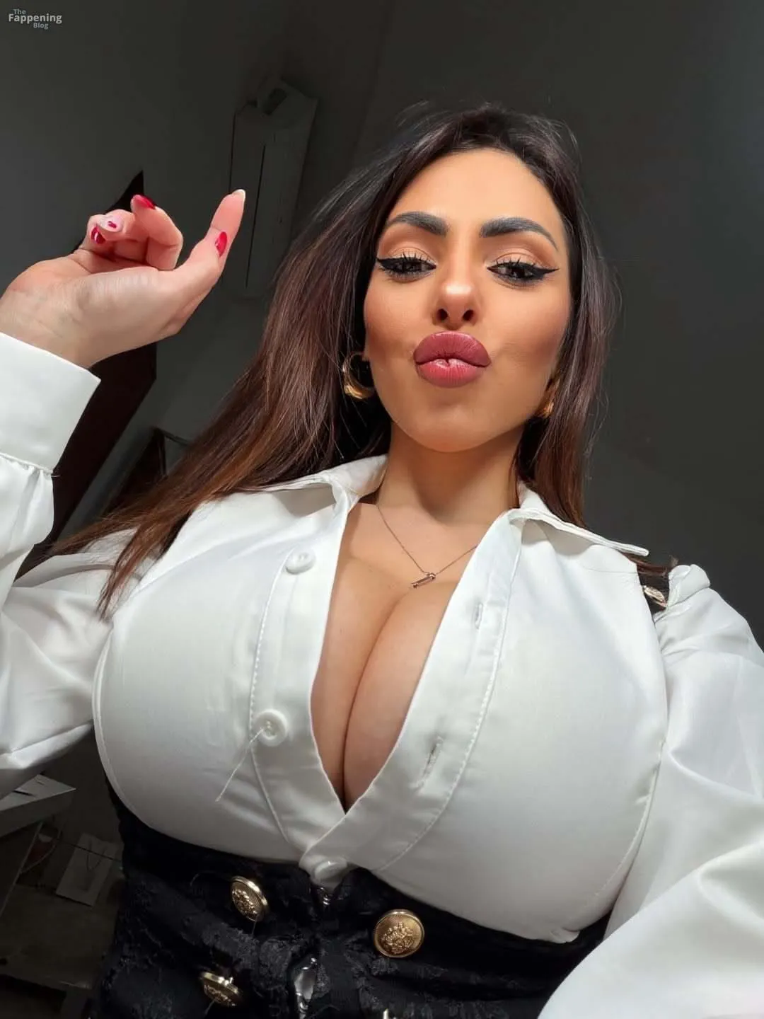Maddalena Cabizzosu Teases Her Huge Boobs (5 Photos)