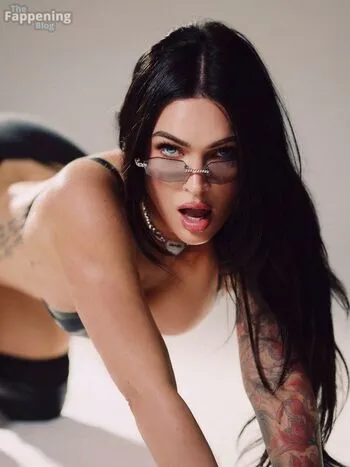 Megan Fox Shows Off Her Sexy Boobs & Butt in a Hot Shoot (7 New Photos + Video)