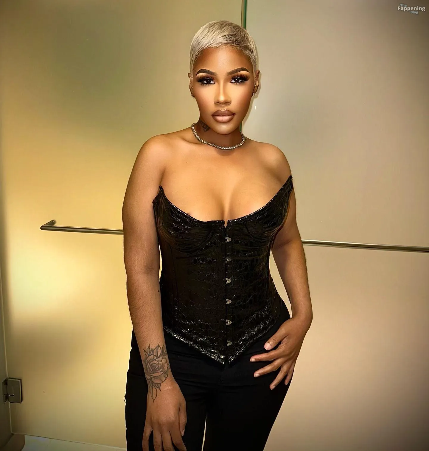 Akbar V Sexy (19 Photos)