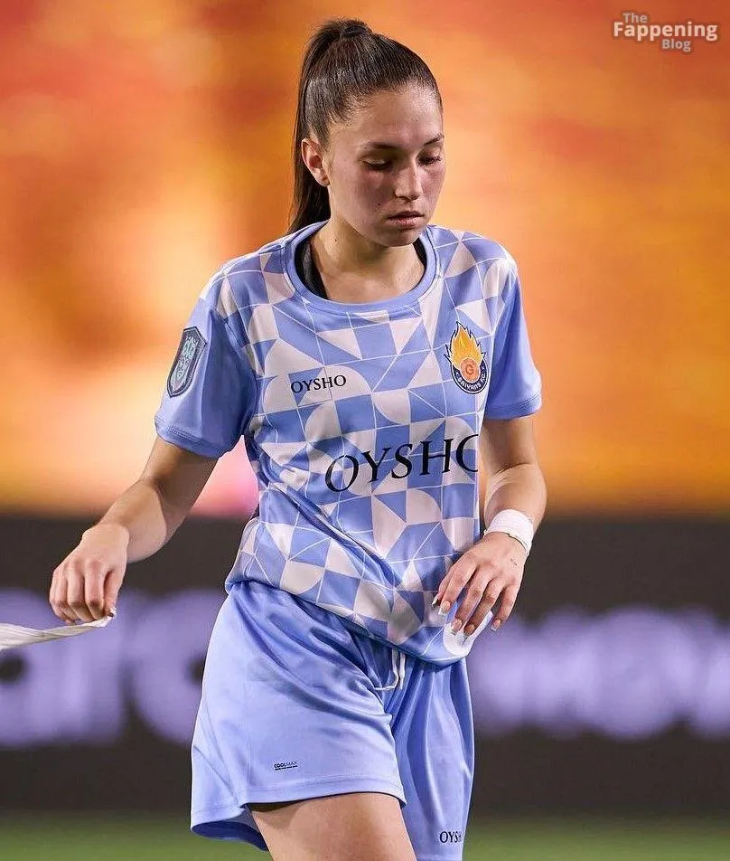 Aroney Gonzalez Sexy (4 Photos)