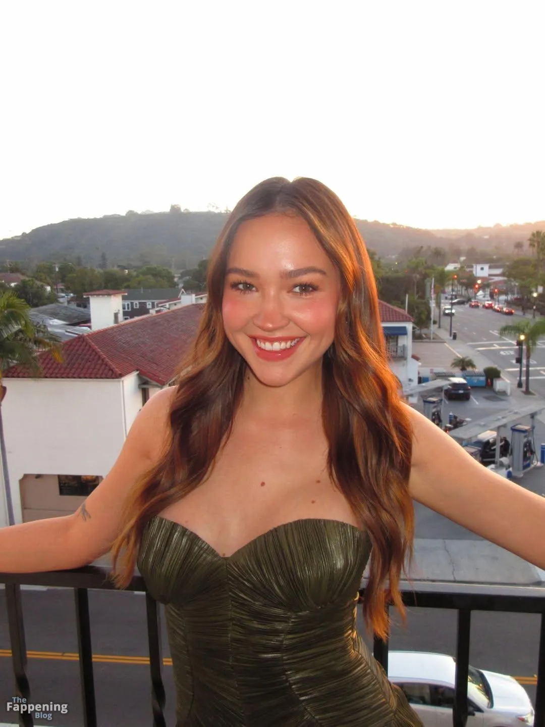 Sadie Stanley Sexy (5 Photos)