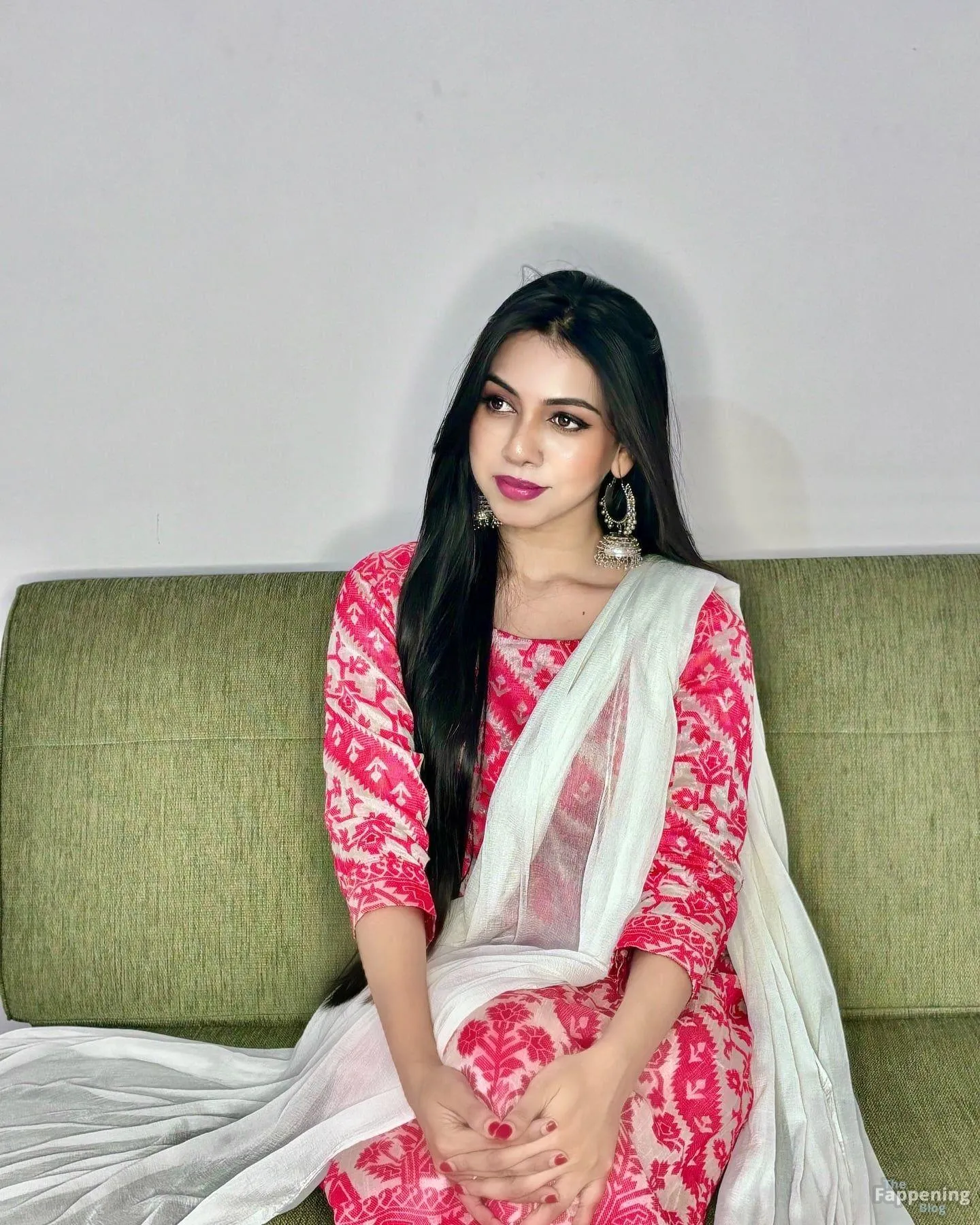 Simran Khan Sexy (15 Photos)