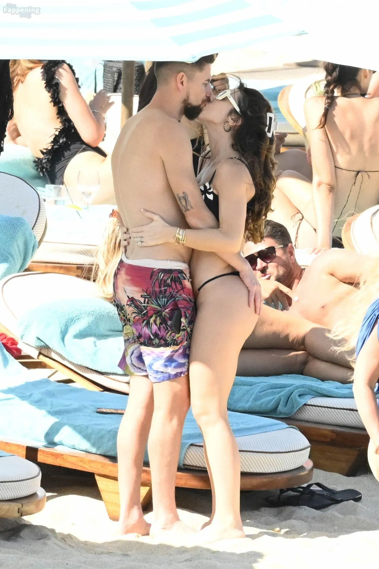 Catherine Harding & Jorginho Enjoy a Day on the Beach (99 Photos)