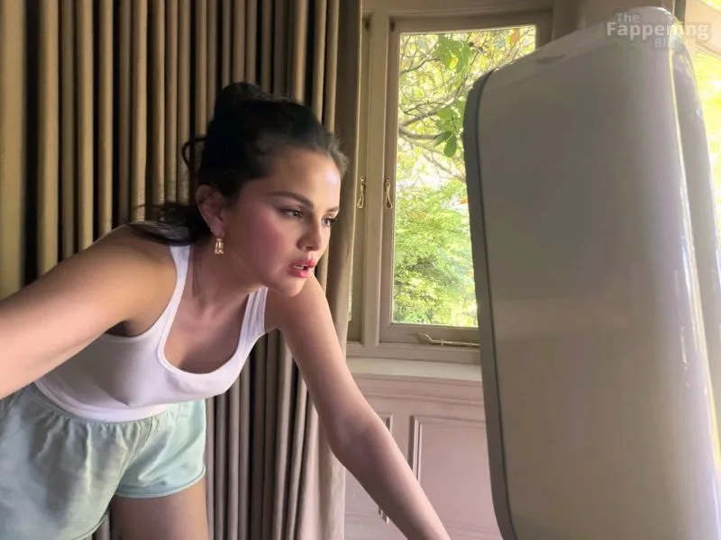 Selena Gomez Shows Off Her Nipples (1 Photo)