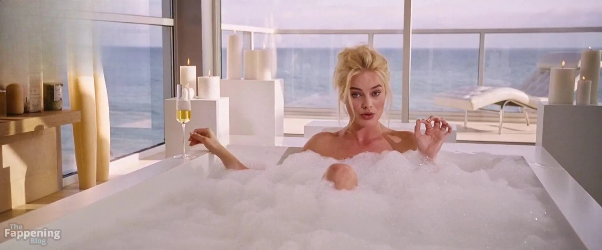 Margot Robbie Hot & Topless Collection (23 Photos)