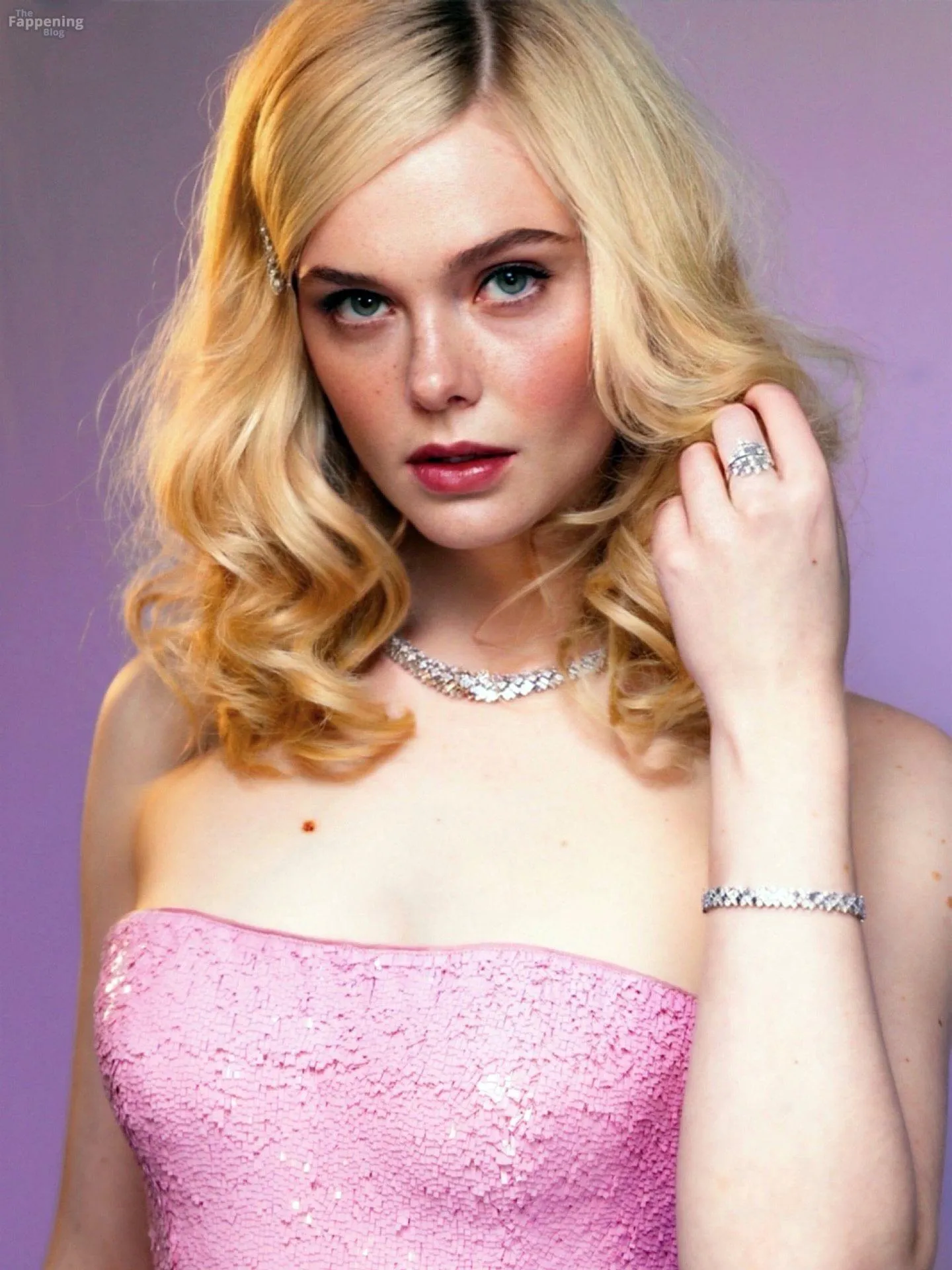 Elle Fanning Nude & Sexy Collection (43 Photos)
