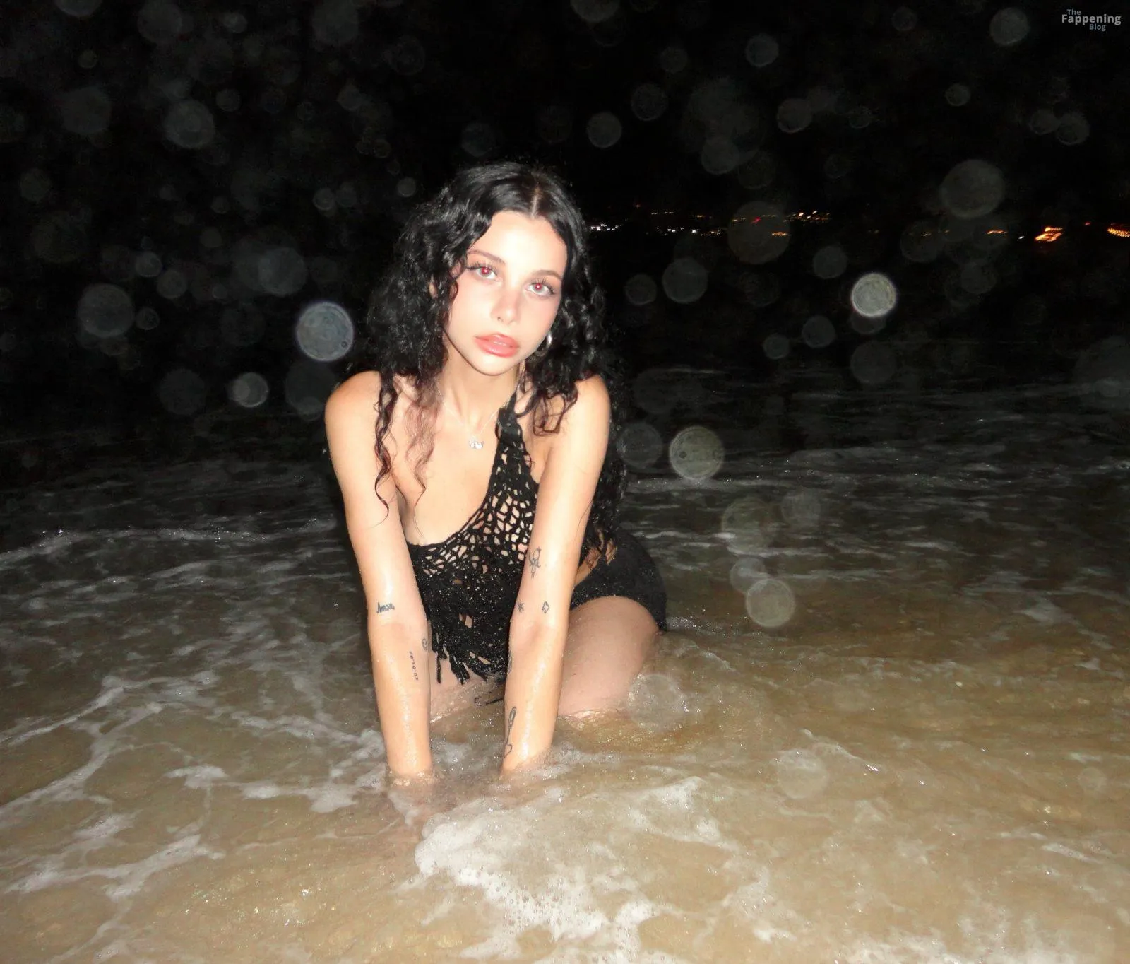 Ellise Gitas Looks Sexy in a New Beach Shoot (6 Photos)